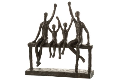 Famille sur banc poly brun fonce