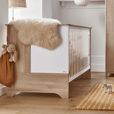 Lit bébé Binno 70x140 avec 2 pans de lit - chêne/blanc