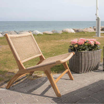 Chaise Derby : Polyrotin naturel avec pieds en bois de teck Chaise Derby : Polyrotin naturel avec pieds en bois de teck