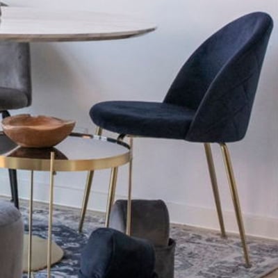 Chaise de salle à manger en velours bleu Geneve avec pieds en laiton