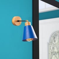 Lampe murale bleue | Luminaire décoratif épuré et contemporain | Corps en métal, base en bois | 14 cm de diamètre, 25 cm de hauteur