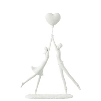 Couple debout cœur ballon blanc