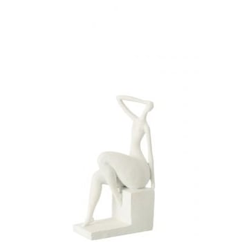 Femme assis sur carre resine mat blanc