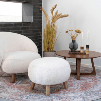 Repose-pieds en peau d'agneau blanche avec pieds en noyer