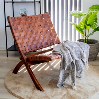 Perugia Brown Leather Folding Chair with Teak Legs (Chaise pliante en cuir brun avec pieds en teck)
